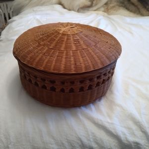 Vintage  round Wicker basket 9 in. Across  4 in. Tall.  Great condition
